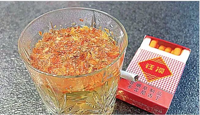 市民网购香烟遇到“高仿”,外表雷同,材料不同…… 市民网购香烟遇到“高仿”,外表雷同,材料不同……